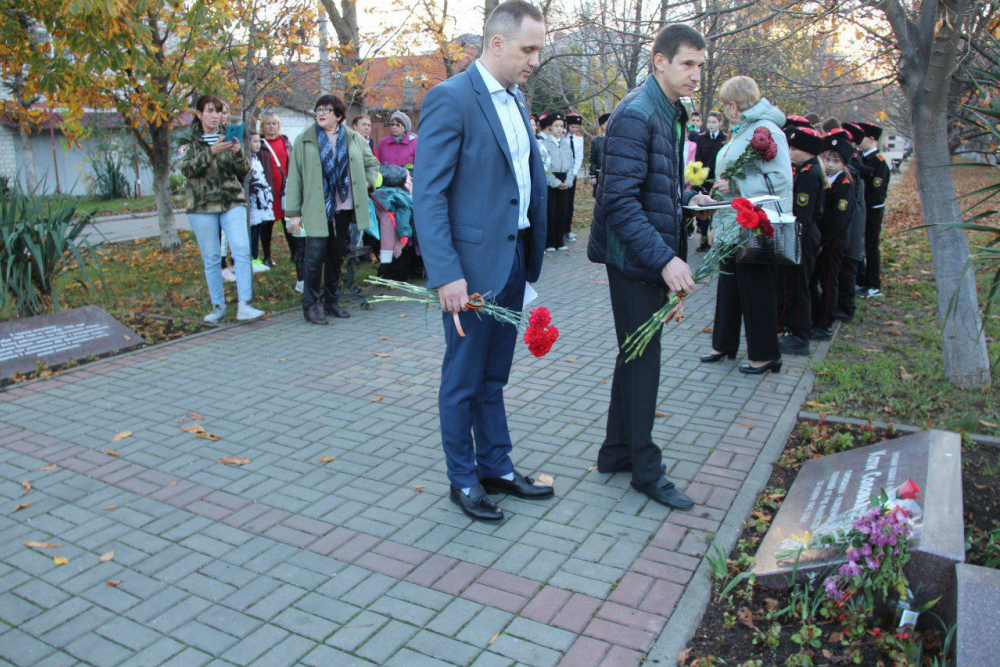В Анапе возложили цветы в память о героине Кате Соловьяновой