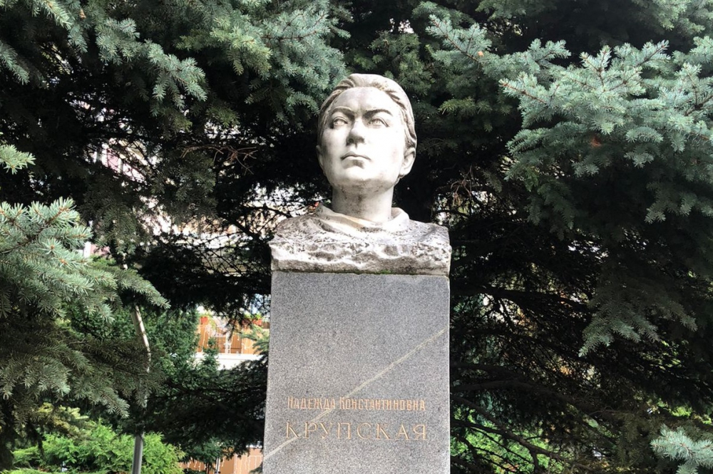 Памятник-бюст Надежде Крупской установлен в Анапе