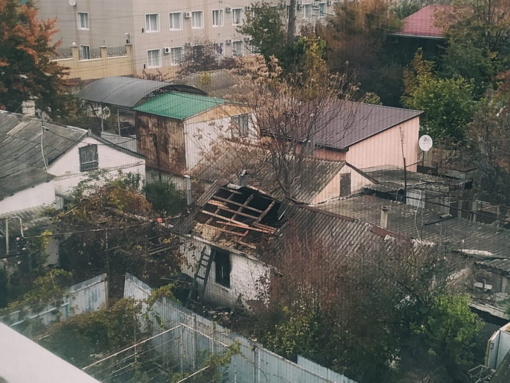 В Анапе на ул. 40 лет Победы, пожарные ночью ломали крышу в частном доме