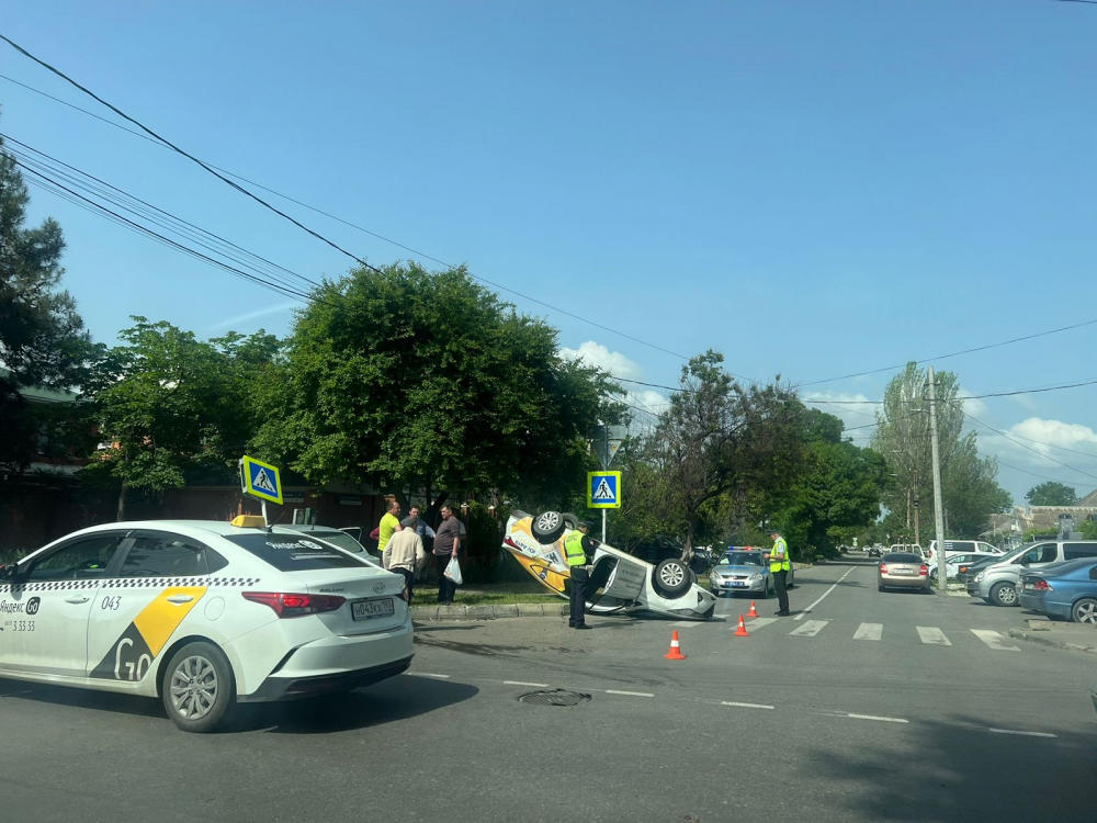 В Анапе на перекрёстке жёсткое ДТП с участием такси: машина перевернулась