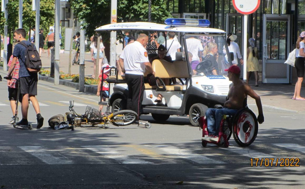 Самокатчик и велосипедист столкнулись на большой скорости в центре Анапы