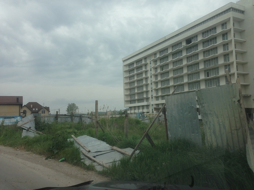 ﻿Кто отремонтирует забор на въезде в курортный поселок Витязево?