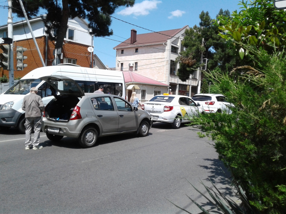 В центре Анапы столкнулись три автомобиля: движение затруднено