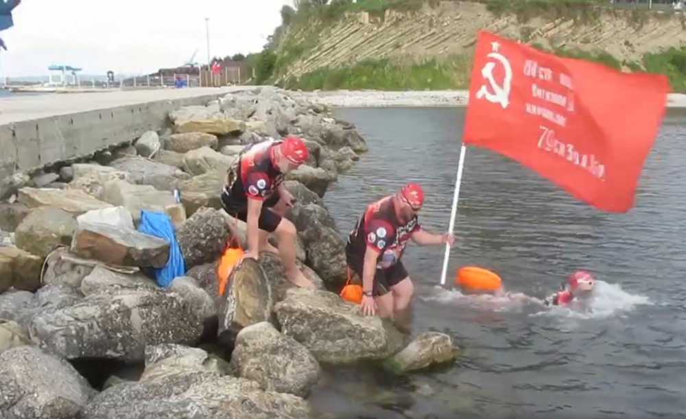 В Анапе пловцы начали заплыв на 77 км в честь Дня Победы