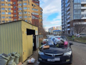 В Анапе на припаркованный автомобиль вывалили мешки с мусором