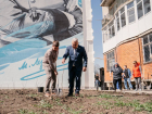 Цветущая инициатива в Анапе: возле дома с муралом Лермонтова высадили 27 деревьев миндаля 
