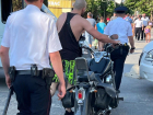 Байкер прокатился по пешеходной зоне прямо среди людей и был задержан полицией Анапы