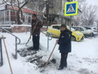 Улицы Анапы продолжают расчищать от снега: работают более 20 единиц техники