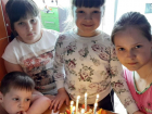 Дети семьи Беляевых, участники конкурса, поздравляют свою маму с праздником