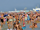 «Атас»: на пляже в Витязево столпотворение туристов