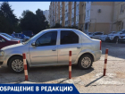 Столбики раздора: анапчане просят проверить законность установки заградительных столбиков во дворе жилого дома 