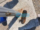 На пляже Высокий берег в Анапе обнаружили похожий на снаряд предмет