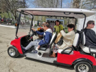 На центральном кладбище Анапы пенсионеров возят на электромобилях