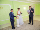 Молодоженов в Анапе поздравили со свадьбой и с наступающим Днем Конституции
