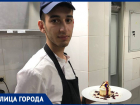 Поющий кондитер Рафаэль Тоноян работает в одном из самых известных ресторанов Анапы