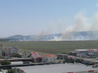 Огонь подбирается к могилам: в Анапе снова горит трава