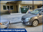От дома по улице Астраханской, 79 невозможно вывезти мусор из-за припаркованных машин