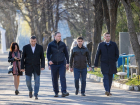 Василий Швец поручил отремонтировать дороги на центральном кладбище Анапы