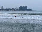 Океанские волны: в Анапе в штормящем море купаются люди
