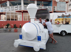 Паровозик в Анапе доставляет отдыхающих с пляжа-замечательная находка для удобства гостей