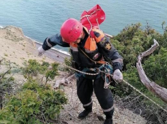 На Большом Утрише под Анапой пенсионерка зависла на высоте 50 метров