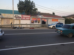 Мотоциклист, попавший в аварию в Анапе, умер по пути в больницу
