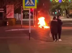 Сегодня ночью в центре Анапы сгорел мотоцикл. Говорят, ушёл по скользящей