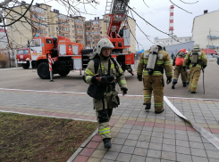 Сегодня Новый год, запишите телефоны  экстренных служб Анапы