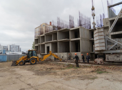 Строительные работы начались в «проблемном» доме на улице Парковой, 79 в Анапе