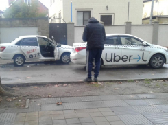 В Анапе на улице Горького два таксиста попали в ДТП