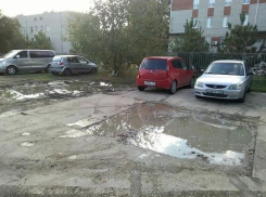 «Позор какой-то!»: парковка возле детской поликлиники в Анапе ужасает жителей
