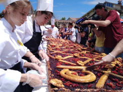 В Анапе испекли самый большой пирог в России