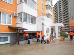 В затопленном ливнем цоколе в Анапе незаконно проживали 15 человек