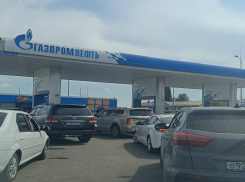 Топливный бум в Анапе: АИ-95 в дефиците, очередь — час, лимит — 30 литров