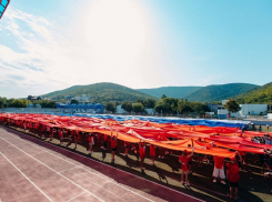 В День Государственного флага в Анапе развернули гигантский триколор – площадью 4300 «квадратов»