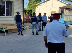 В Анапе около 200 человек незаконно жили в закрытом лагере 