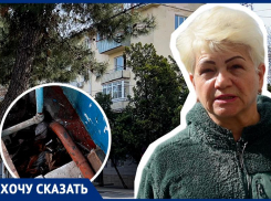 «У людей в сарае лучше, чем у нас в подъезде»: дом напротив мэрии превратился в бомжатник