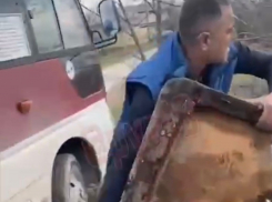 Настигла карма: в Анапе водитель маршрутки убирает территорию лимана