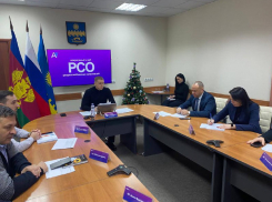На улице Аэродромной в Анапе обледенела большая лужа, а на Калинина сломали люк