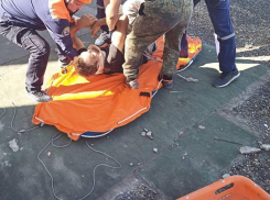 Промышленный альпинист сорвался с 10-метровой высоты в Новороссийске