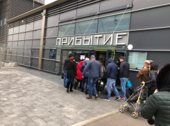 Россияне массово ринулись на курорты. В Анапу массово скупаются авиабилеты и туры