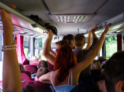 Анапчане обсуждают, нужно ли запретить отдыхающим ездить в автобусах по городу