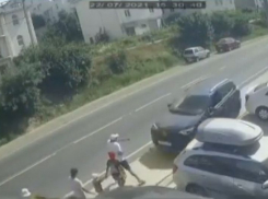 В Сукко под Анапой водитель кроссовера вылетел на тротуар и сбил шесть человек