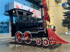 На железнодорожном вокзале Анапы установили макет военного паровоза