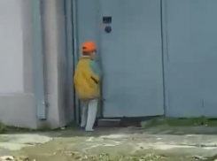 В центре Анапы маленький мальчик с босыми ногами ходит по улицам без присмотра