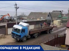 В Благовещенской, на ул. Школьной, самосвалы месят грязь, а землю вывозят на кладбище