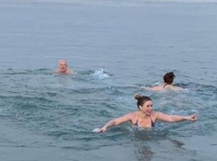 В Анапе «моржи» устроили заплыв в ледяном море: есть видео