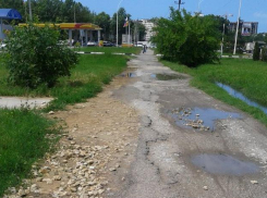 «Третий год пишу об этом»: анапчанин о пугающем состоянии тротуара в Анапе