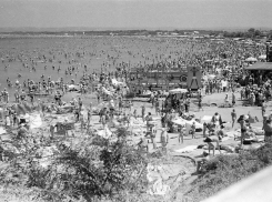Интересный факт: летом 1972 года на анапском пляже яблоку негде было упасть