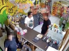 В Анапе мужчина сделал замечание из-за чиха в магазине и получил удар в шею ножом